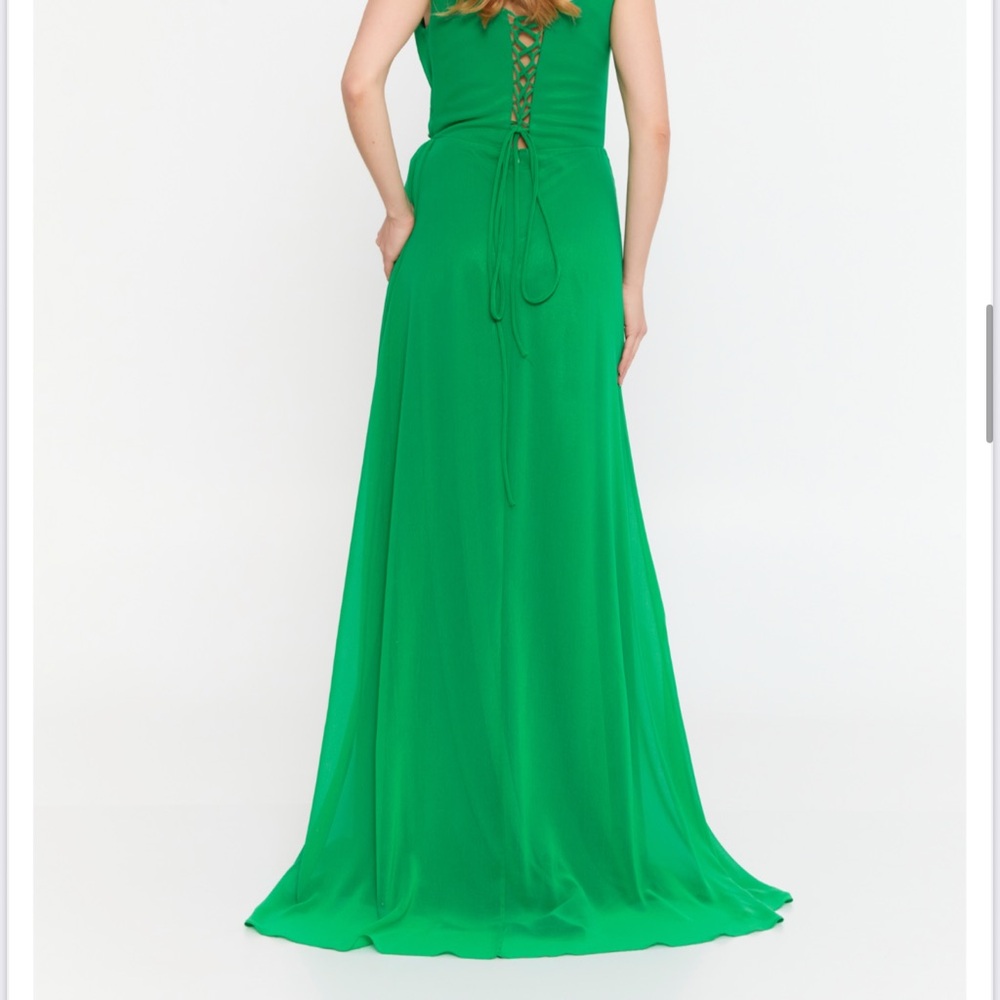 Elegant Green Evening Gown - Picture 3 of 3